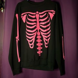 I am selling this Skeleton Hoodie from Six Flags. Size: Large, Color: black